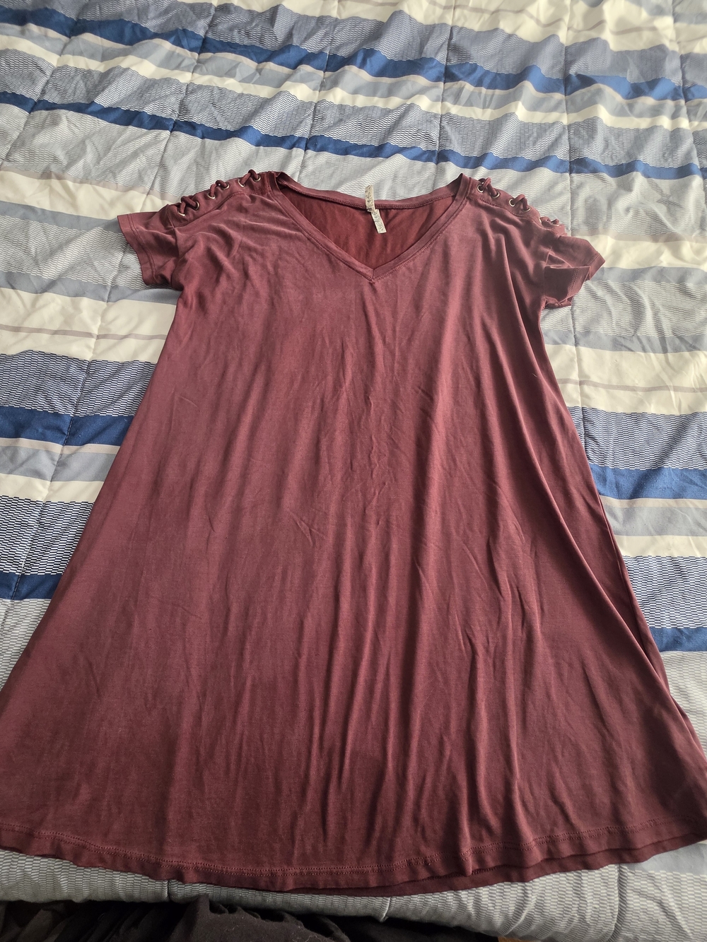 Mudd Lace-Up Shoulder V-Neck Swing Tunic in Burgundy